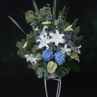 墨田区両国のイベントスペースにお祝いのスタンド花をお届けしました。｜「花恭」　（東京都台東区の花キューピット加盟店 花屋）のブログ