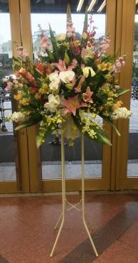 千代田区丸の内の日本武道館にお祝いのスタンド花をお届けしました。｜「花恭」　（東京都台東区の花キューピット加盟店 花屋）のブログ