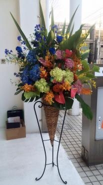 荒川区　日暮里のラングウッドホテルにお祝いのスタンド花をお届けしました｜「花恭」　（東京都台東区の花キューピット加盟店 花屋）のブログ