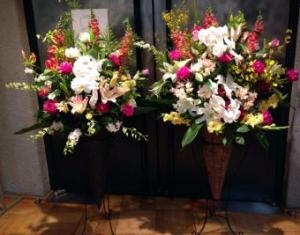 墨田区の江戸東京博物館にお祝いのスタンド花をお届けしました。｜「花恭」　（東京都台東区の花キューピット加盟店 花屋）のブログ