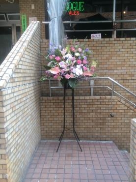 墨田区　両国・Air　studioにお祝いのスタンド花をお届けしました。｜「花恭」　（東京都台東区の花キューピット加盟店 花屋）のブログ