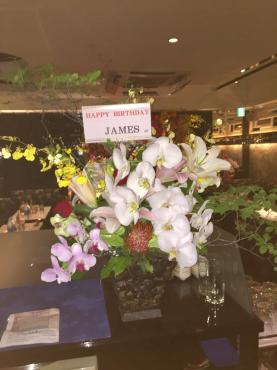 中央区銀座のクラブに御祝いのアレンジをお届けしました。｜「花恭」　（東京都台東区の花キューピット加盟店 花屋）のブログ