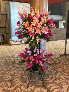 東京文化会館においわいのスタンド花をお届けしました。｜「花恭」　（東京都台東区の花キューピット加盟店 花屋）のブログ