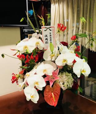 中央区銀座のクラブに御祝いのアレンジをお届けしました｜「花恭」　（東京都台東区の花キューピット加盟店 花屋）のブログ