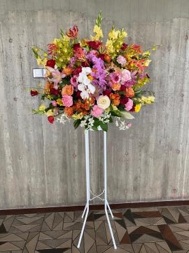 台東区　上野の東京文化会館にお祝いのスタンド花をお届けしました。　 45053　台東区松が谷　(株)花恭｜「花恭」　（東京都台東区の花キューピット加盟店 花屋）のブログ
