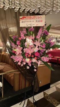 中央区　銀座の　クラブにお祝いのスタンド花をお届けしました。 45053 台東区　花恭　0338413583｜「花恭」　（東京都台東区の花キューピット加盟店 花屋）のブログ
